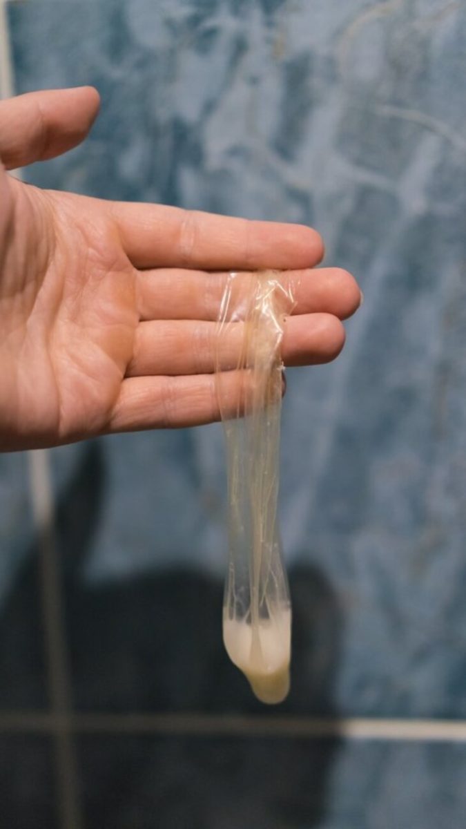 Вытекающая сперма из маленького члена фото