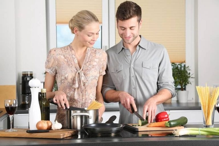 Why Home Cooked Meals Are the Perfect First Date - The Frisky