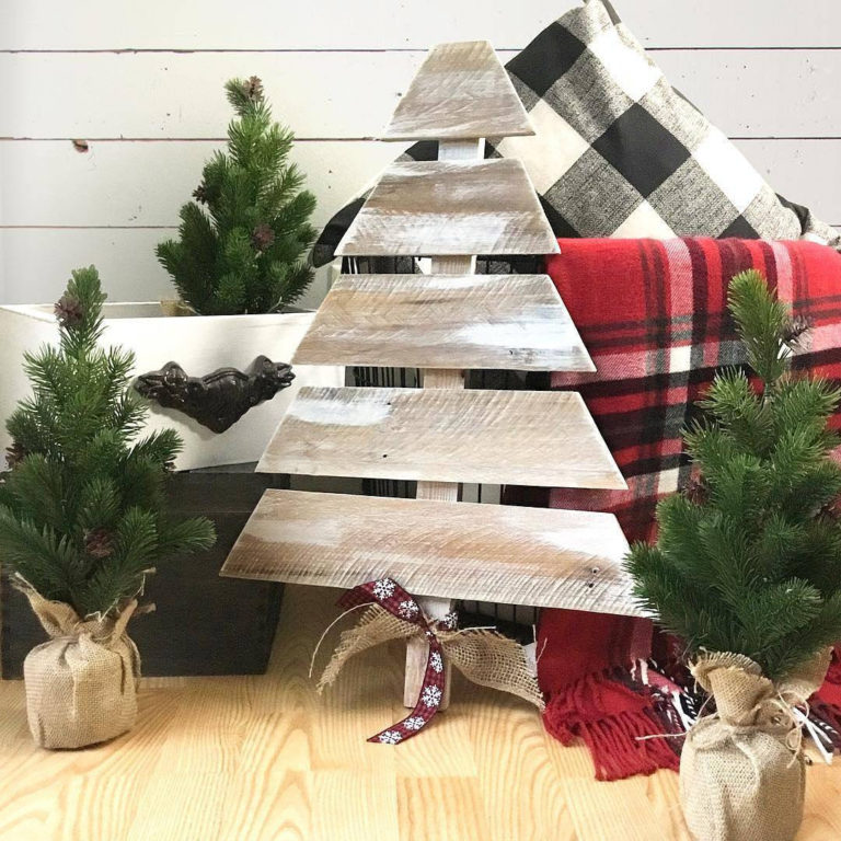 How to make a wood pallet Christmas tree? - The Frisky