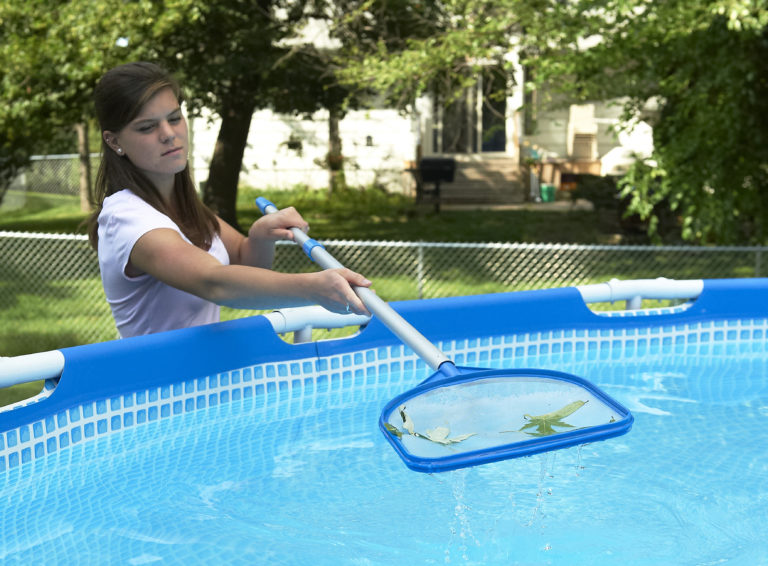 clean leaves out of pool