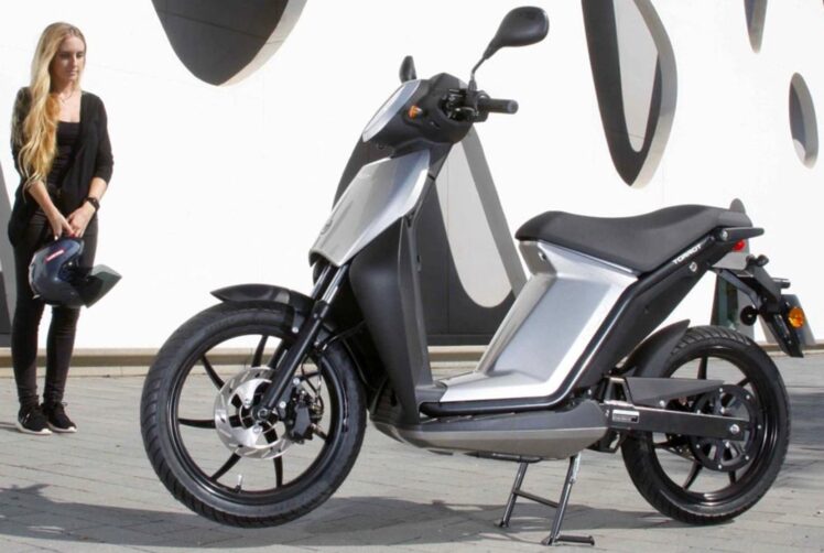 Is an Electric Scooter Good for Commuting? The Frisky