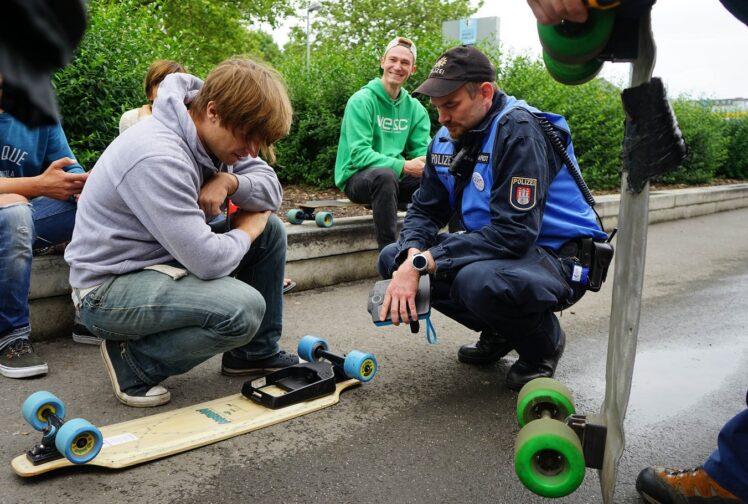 How Does an Electric Skateboard Work 2024 Guide The Frisky