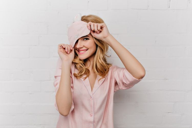 8 Benefits of Sleeping in Silk Pajamas For Your Skin - The Frisky