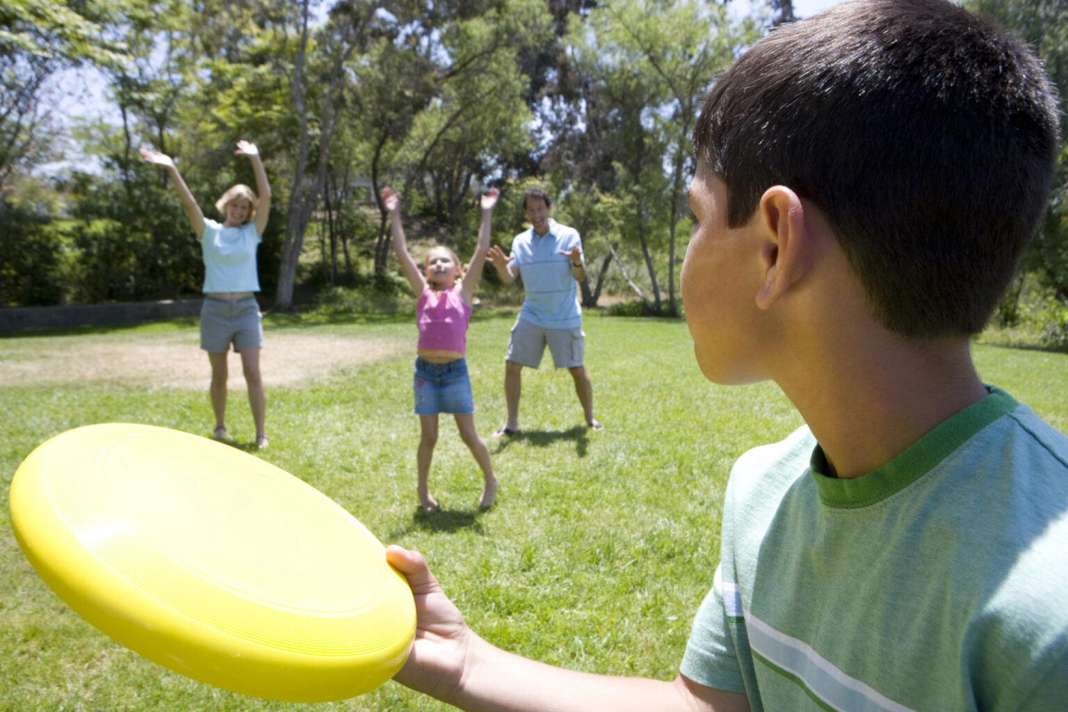 9 Outdoor Games Ideas to Play with Your Family and Friends - The Frisky