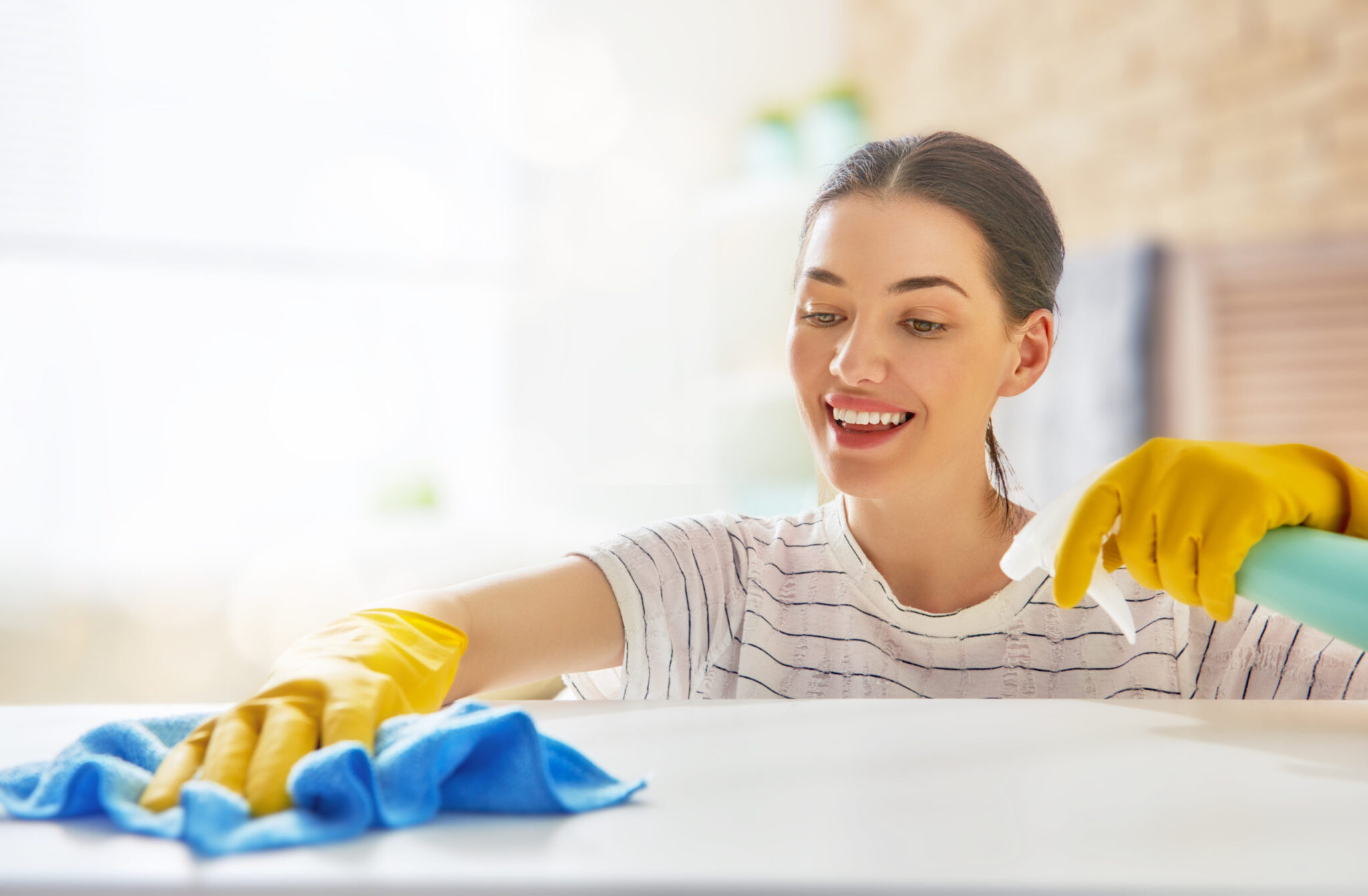 Молодая женщина делает. Улыбающийся человек после уборки. Young beautiful girls in House Cleaning. Чистить, делать уборку на иврите.