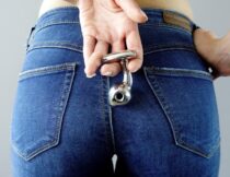 how-to-wear-a-butt-plug-in-public-the-frisky
